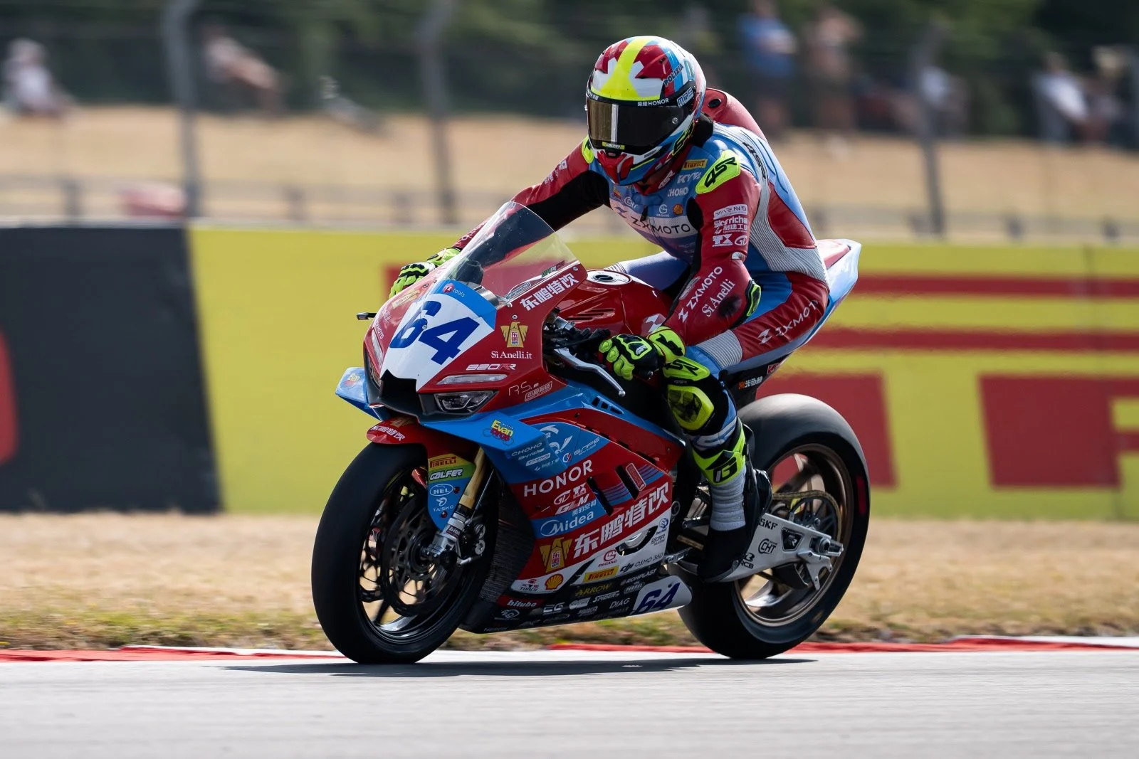 ZXMOTO 820RR-R numero 64 di Federico Caricasulo in azione con il team Evan Bros