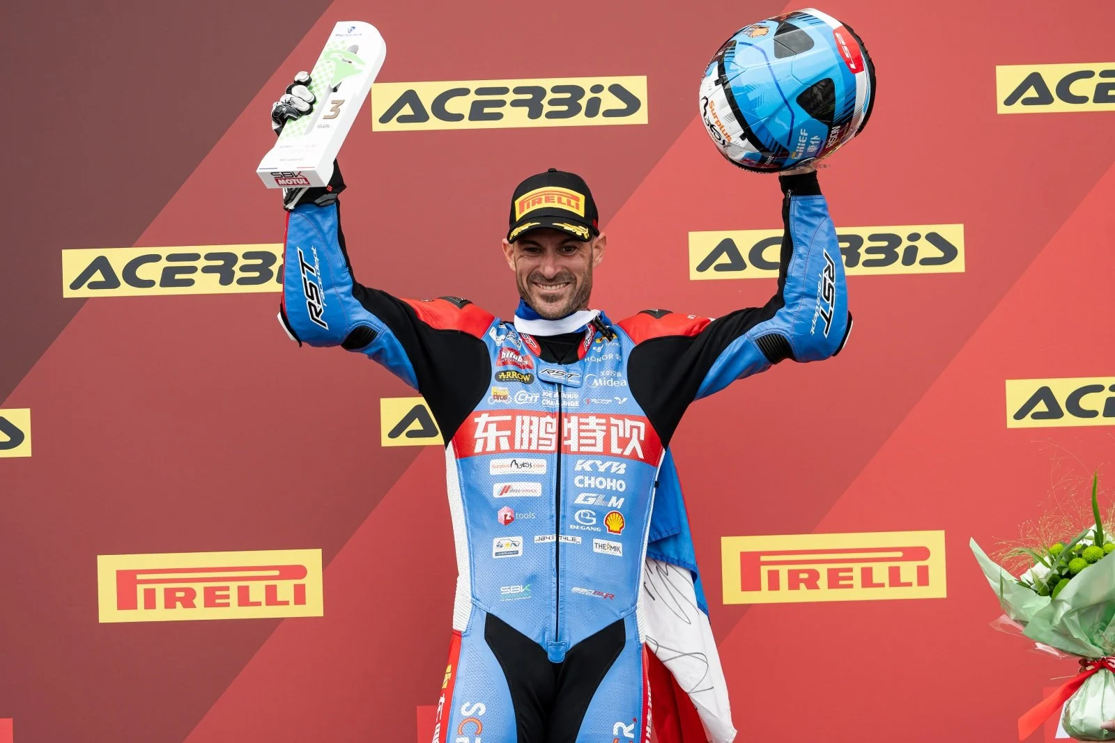 Valentin Debise sul podio con i colori del team Evan Bros ZXMOTO